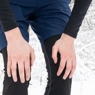 A person with knee pain in cold weather