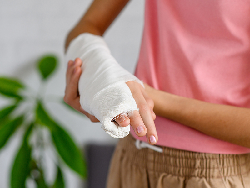 Girl with broken arm